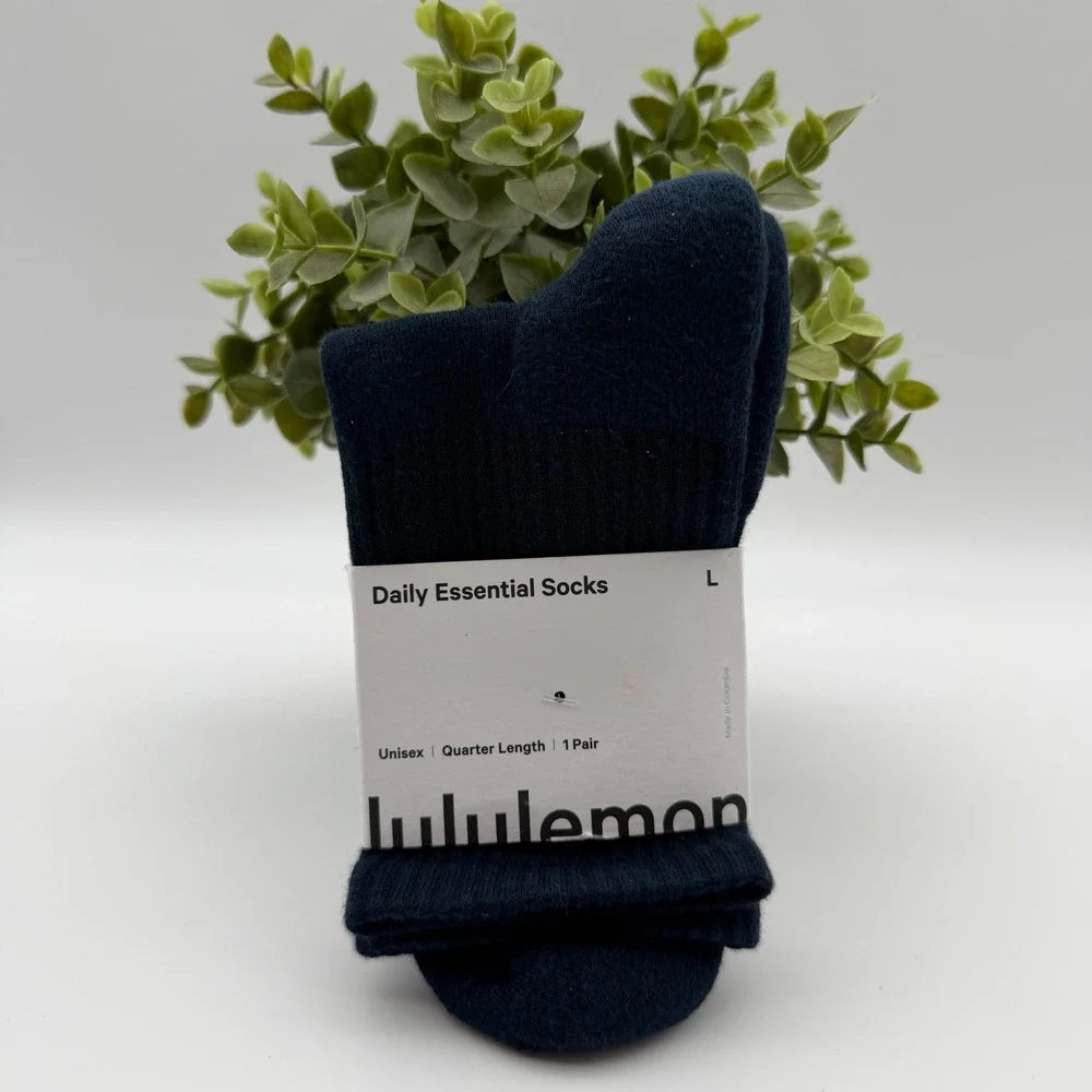 Lululemon Daily Essential Socks True Navy Quarter Length Unisex Size Large NWT